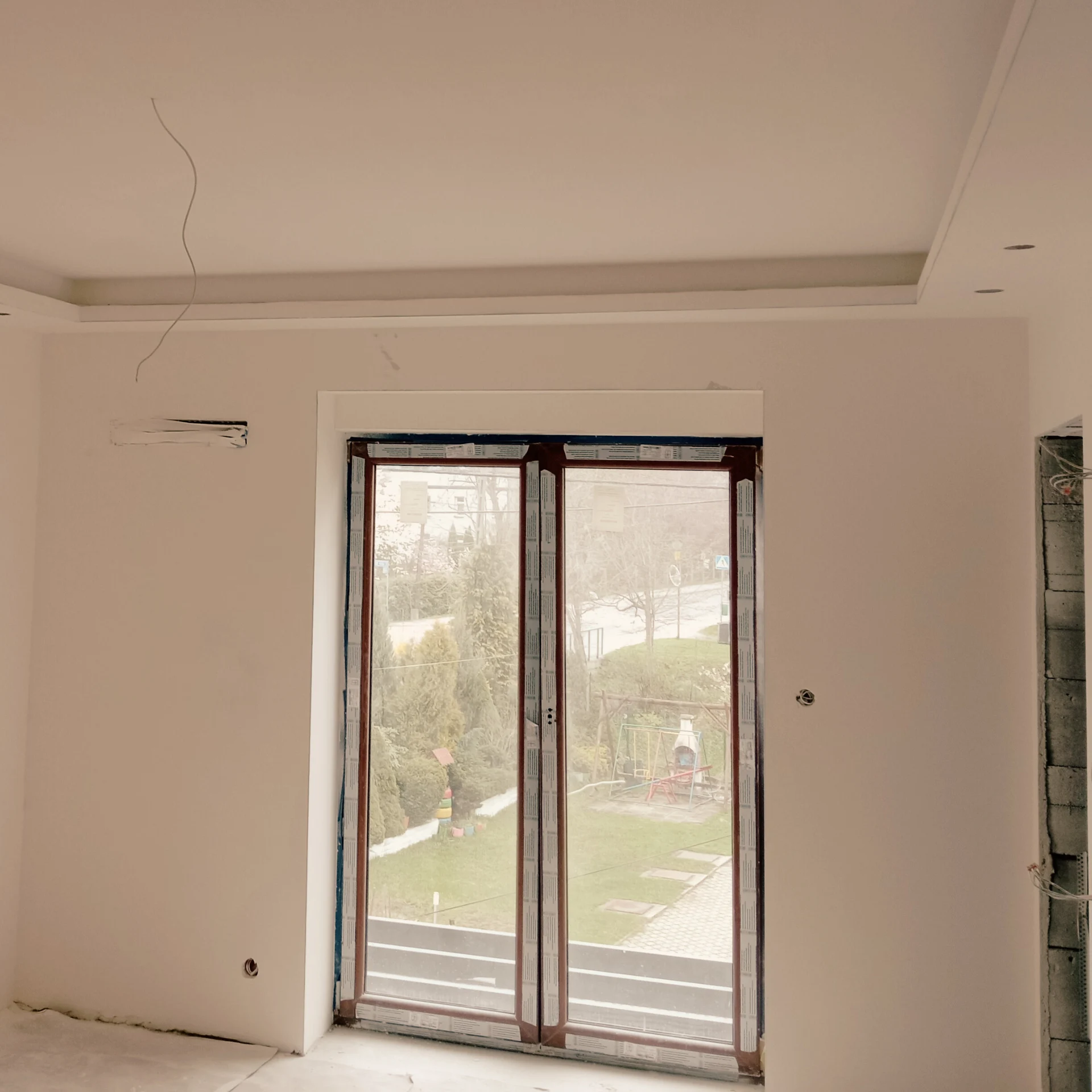 montaz i wymiana okien i parapetow